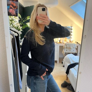 Stickad tröja  - Mörkblå stickad tröja, använd fåtal gånger 🌸 Fraktkostnad tillkommer.