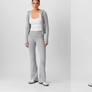 Gråa yoga pants Gina tricot - Skriv privat för bilder om du är intresserad dem är i storlek xs säljer pg av att dem är för korta. Dem är använda ett par gånger men är som nya!💕