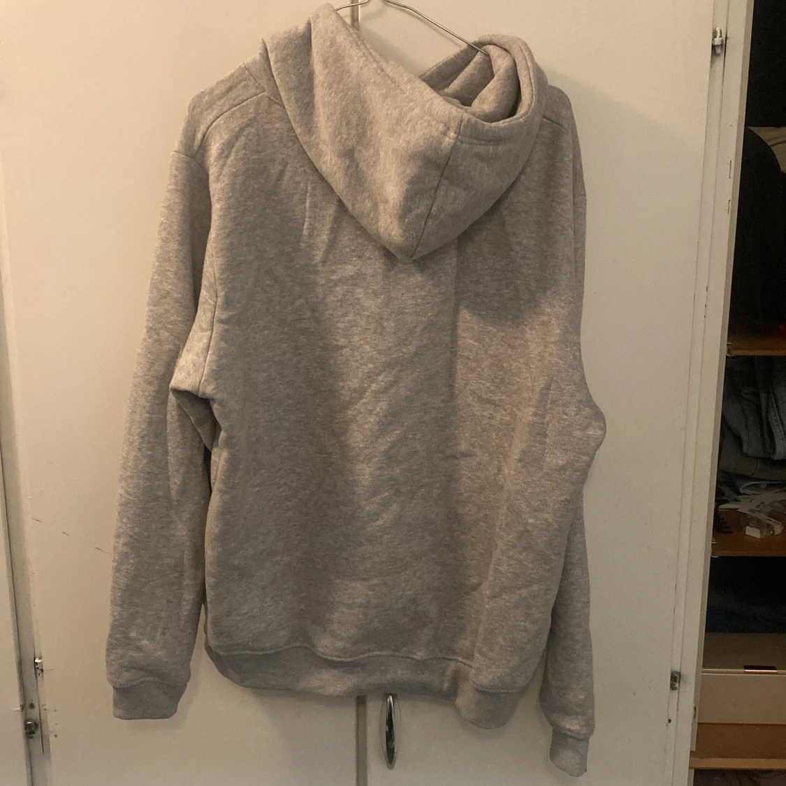 Grå hoodie från PrettyLittleThing - 90
