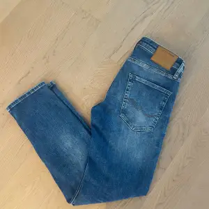 Säljer ett par Jack&Jones jeans i strl 28/30. Använda fåtal gånger, perfekt skick! Hör av er vid frågor!