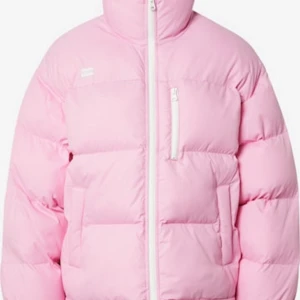 Levi's NOE puffer jacket Bubblegum Pink - Superfin rosa pufferjacka från Levi's i storlek M. Perfekt för kalla vinterdagar med sin fluffiga och varma design. Jackan har en dragkedja framtill och praktiska fickor. Den är i mycket bra skick och redo för nya äventyr! Använt 2 gånger så I nyskick. Nypris för jackan är 1300, mitt pris 600 eller bud.