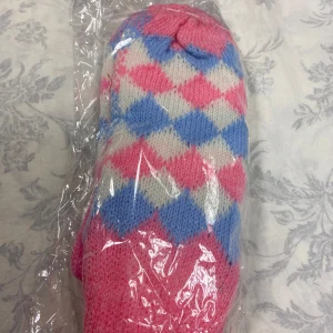 Färgglada Fleece stickade vantar - Säljer flera par färgglada stickade vantar i olika mönster och färger. Perfekta för att hålla händerna varma under vintern. Vantarna är nya och kommer i förpackning. Köp dem för en mysig och stilfull vinter!    69kr/par 