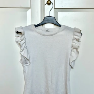 Puffärm - Använd fåtal gånger, ser ut som ny, puffiga ärmar, Vit