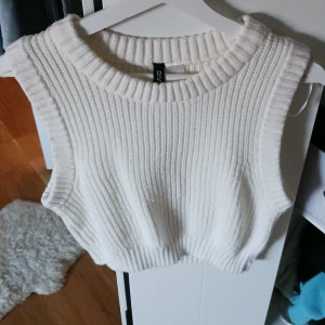 Vit ribbad stickad väst från H&M Divided - Säljer en superfin vit ribbad stickad väst från H&M Divided. Perfekt för lager-på-lager looken under höst och vår. Den är i mycket bra skick och passar perfekt till både jeans och kjol. Ett måste i garderoben! 🤍