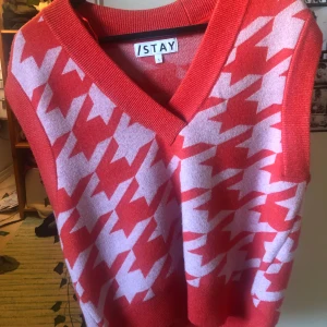 Röd och rosa stickad väst från ISTAY - Säljer en superfin stickad väst från ISTAY i storlek S. Den har ett coolt röd- och rosafärgat mönster och en v- neck. Jätte härlig  och mjuk. Knappt använd.