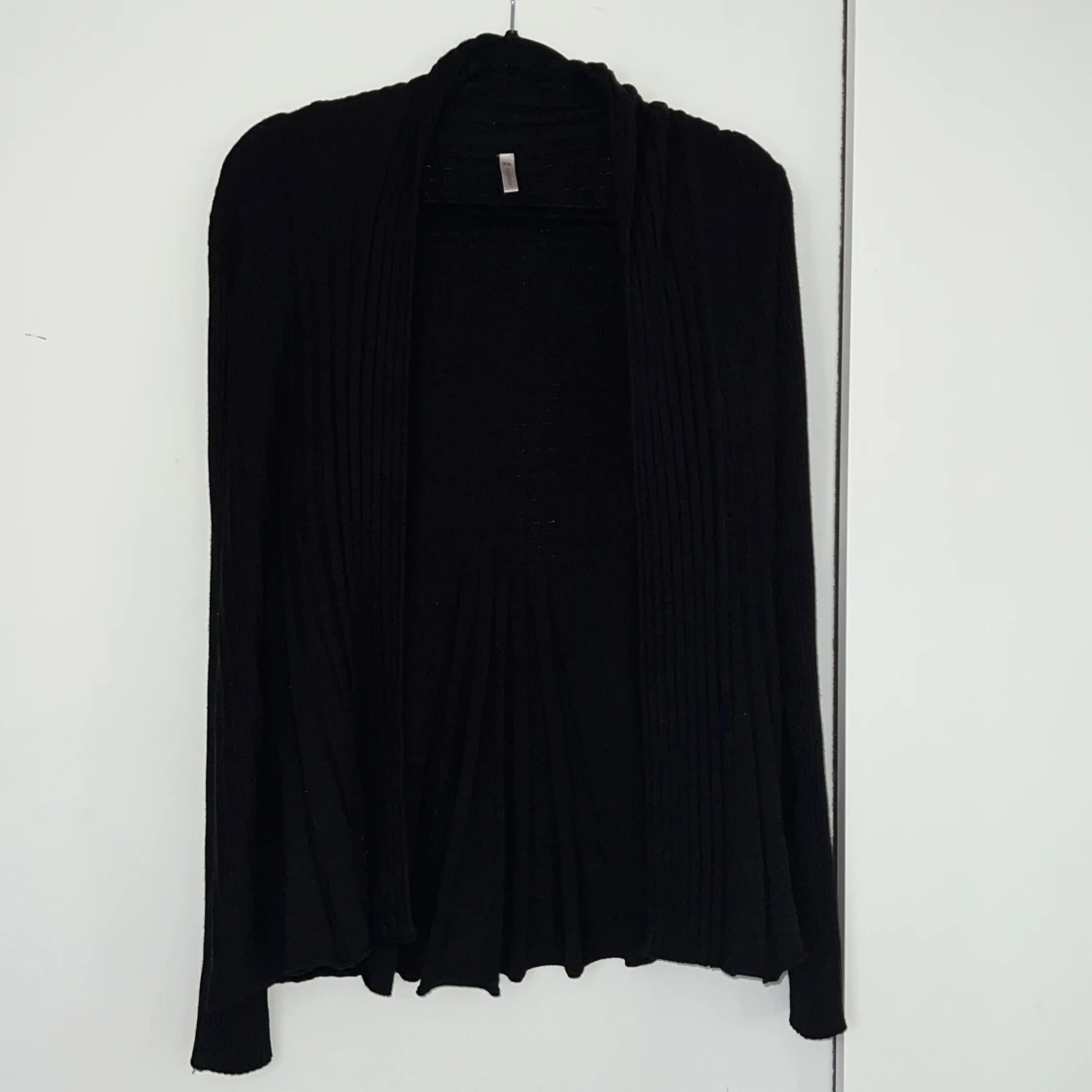 Svart ribbad kofta från Freequent