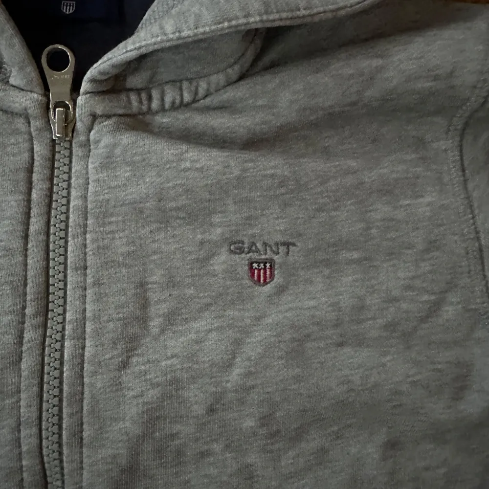 Grå zip Hoodie från gant. Använd mycket men fortfarande rätt bra skick! Nypris: ca 800kr. Endast köp via plick! Tveka inte på att höra av dig!😊. Neuletakit & Villapaidat.