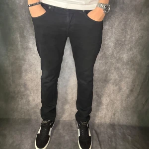  NYA DONDUP GEORGE JEANS - // NYA Dondup George jeans | storlek w33, benlängd: 102cm, midjemått: 42cm | Nypris runt 4000 | Kontakta för fler frågor eller funderingar // Deluxecloset 