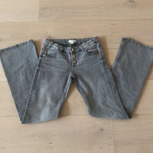 Grå jeans från Gina Tricot - Säljer ett par snygga grå jeans från Gina Tricot i storlek 152 fast en längre modell, passar mig som är 170, typ helt nya använt 1 gång!