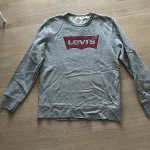 Grå sweatshirt från Levi's - Säljer en grå sweatshirt från Levi's i bra skick. Strlk M