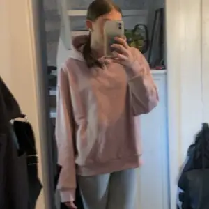 Mysig rosa hoodie i oversized stil, perfekt för chilliga dagar. Den har en stor huva och långa ärmar, vilket gör den superbekväm. Passar perfekt till både hemmamys och en avslappnad dag ute. 🩷