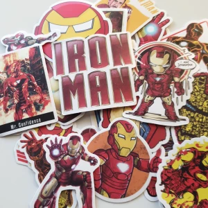 25st iron man, superhjälte klistermärken/stickers  - Klistermärken/stickers Motiv: iron man Antal: 25st  Skick: ny/oanvänd Kul att använda till pyssel, scrapbooking och annat. Kan tex användas till att dekorera din bärbara dator, anteckningsbok, resväska, 