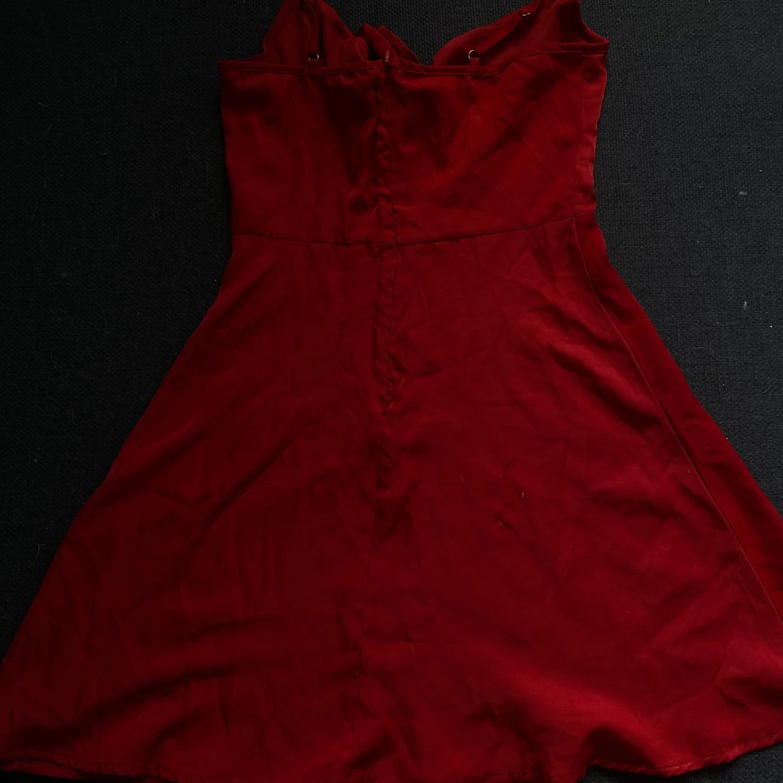 Röd klänning med knytband - 90