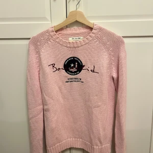 Rosa stickad tröja från Bondelid - Säljer en superfin rosa stickad tröja från Bondelid. Den är i mycket bra skick. Perfekt för både höst och vår. Storlek M men passar S också.