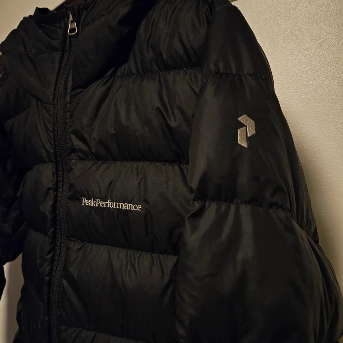 Svart dunjacka från Peak Performance - 91