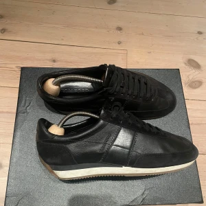 Svarta sneakers från Tom Ford - Säljer ett par stilrena svarta sneakers från Tom Ford i skinn. De har en klassisk design med snörning. Skorna är i topp skick 9/10 och är perfekta till vintern! Inget og medföljer! Priset är inte hugget i sten✅