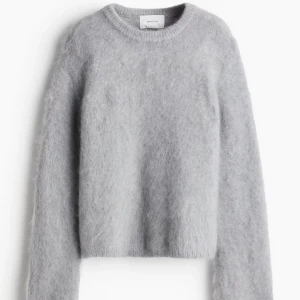 Grå fluffig tröja från H&M Edition - Grå mohair tröja från hm i M. Passar även till storlek S🤍