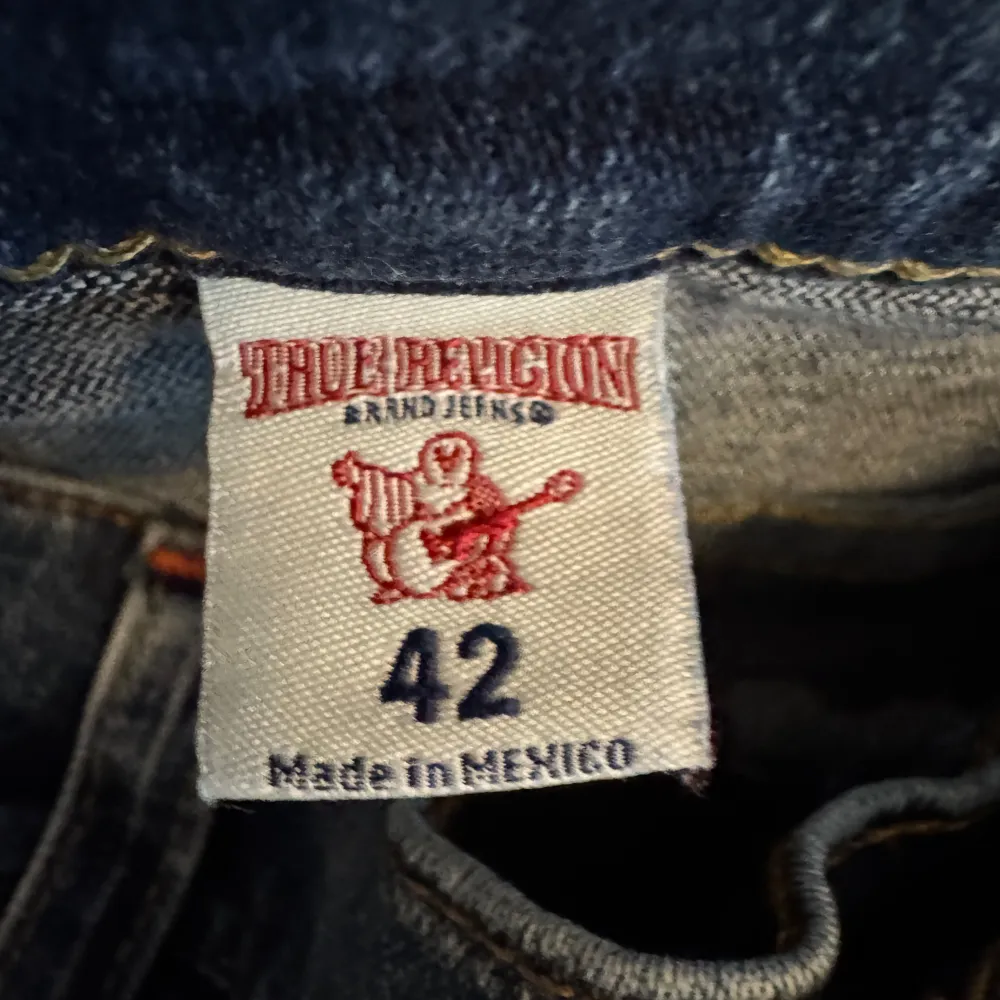 Säljer ett par snygga blå jeans från True Religion i storlek 42. . Jeans & Byxor.