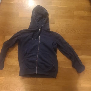 Replay hoodie - Säljer nu replay jeans för billigt för att håller på att rensa garderoben. Priset kan diskuteras😁