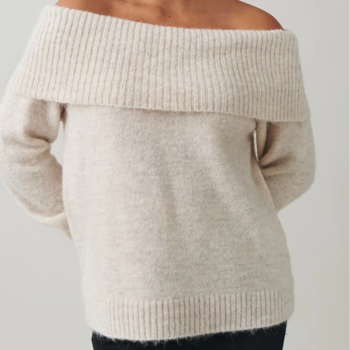 Beige offshoulder tröja - 90