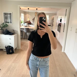 Svart topp - Jättegullig svart topp med en liten v-ringning i fram, från New Yorker. Storlek L, men passar S/M också. Använd ett fåtal gånger, fint skick!💕