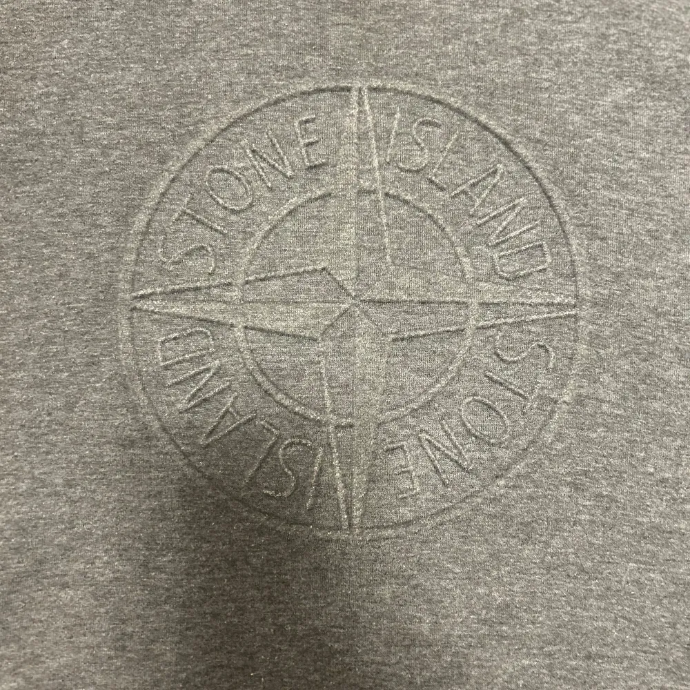 Stone Island i storlek S. Grå skön stone Island tröja i väldigt bra skick, skriv till mig om de är något. Pris går att diskutera . Tröjor & Koftor.