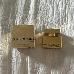 Dolce & Gabbana the one intense 30 ml. Kan inte se hur mycket det är kvar men skulle säga från 50-70% kvar. 