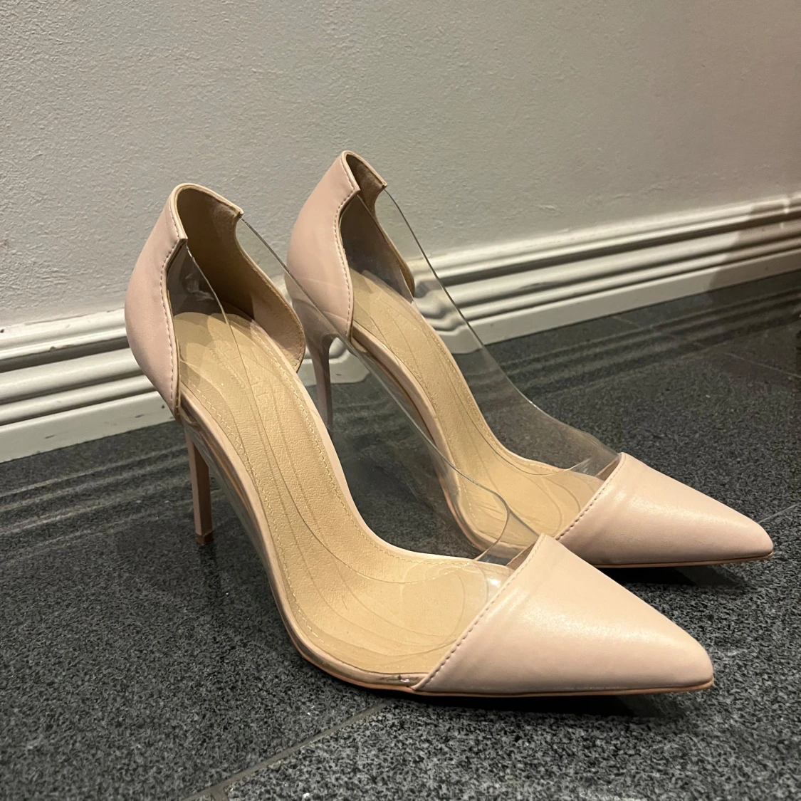 Beige pumps med transparent detalj