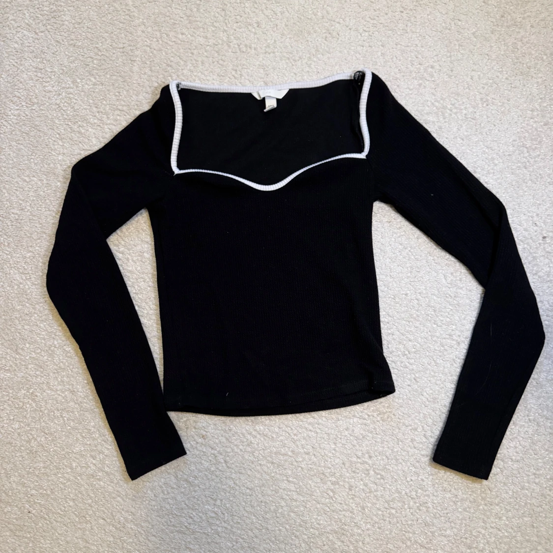 Svart långärmad topp med vit kant