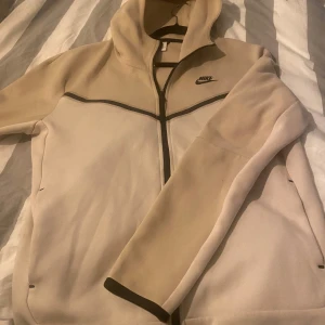 Nike tech fleece  - Säljer då den inte kommer till någon användning. Väldigt bra scika billigt pris då den inte används👍💯Dm för frågor👍💯🙌
