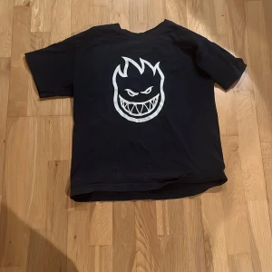 Spritfire tshirt - En snygg tshirt från skate märket spitfire. Den är storlek large i barn så sitter väl som xxs/xs