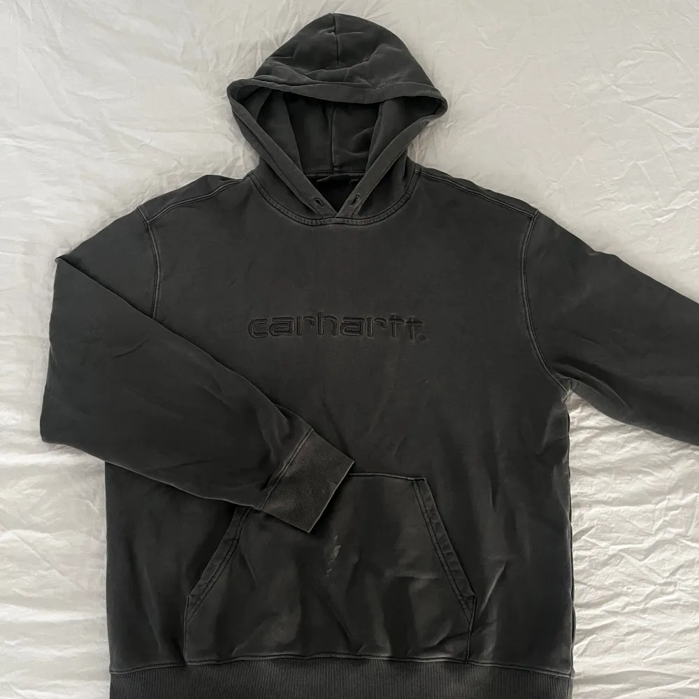 Säljer en grå hoodie från Carhartt i bra skick. Den har tjockt och tungt tyg. Inköpt på Carhartt Wip i London. Det finns fotograferade fläckar på magen och på ärmen. Skick överlag 8/10. Nypris: 1800kr. Neuletakit & Villapaidat.