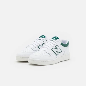 Vita och gröna sneakers från New Balance - Snygga vita sneakers med gröna detaljer från New Balance. Köpta från zalando, nypris 1145kr