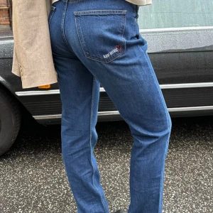 Djerf Avenue jeans - Säljer ett par Djerf Avenue relaxed jeans i färgen dark Blue. Storlek 24 i tall. Endast använda 1 gång. 1200 + frakt