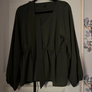 Mörkgrön blus - Snörning runt magen, jätte fin på! Aldrig använd tyvärr 