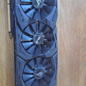 ASUS ROG Strix GTX 1060 6GB Gaming Grafikkort - Säljer ett ASUS ROG Strix GTX 1060 6GB Gaming grafikkort. Det har tre stora fläktar för effektiv kylning och flera portar inklusive HDMI och DisplayPort. Perfekt för gaming och klarar de flesta spel på höga inställningar. Kortet är i bra skick och redo att användas i din dator. Passa på att uppgradera din setup! 🎮