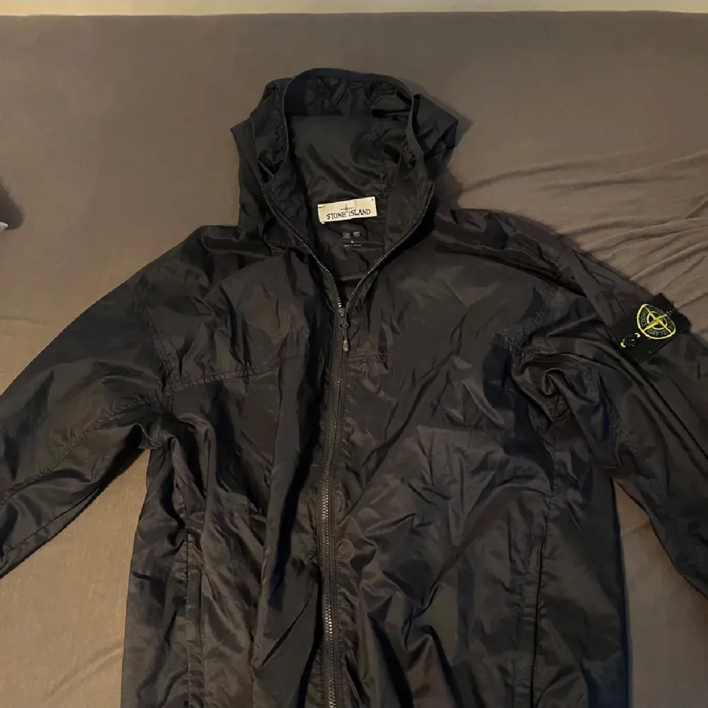 Tja! Säljer en svart windbreaker från Stone Island i bra skick. Jackan har en dragkedja framtill och en huva för extra skydd mot väder. Den är perfekt för höst och vår. Skriv vid minste fråga, priset är ej hugget i sten men inga skambud!. Jackor.