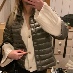 Trekvarts jacka  - Säljer min jätte snygga trekvarts armada jacka från mango som inte säljs längre. Den är i en jätte fin grön grå färg och är i bra skick