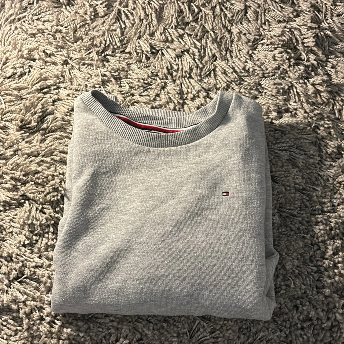 Grå tröja från Tommy Hilfiger - 90