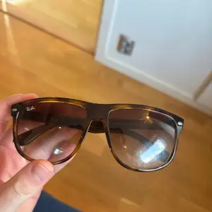 Tjo! Säljer nu mina ray bans då jag aldrig använder dem. Inga repor eller liknande på dem och väldigt försiktigt använda. Vill bara bli av med dem därav priset