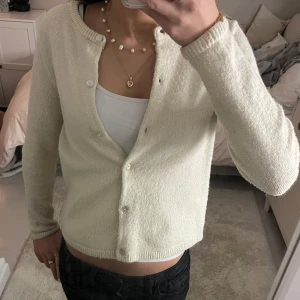 Stickad kofta - Super fin stickad kofta ifrån hm. Skriv privat för fler bilder💘