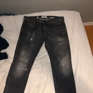 Säljer dessa feta replay jeans som jag inte använder längre. Jeansen är i skitbra skick, skriv för mer frågor eller bilder💯💯💯