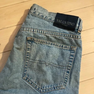 Valentino Jeans  - Valentino jeans köpta från butik i Italien. Riktigt feta och inte ofta man ser Valentino jeans.