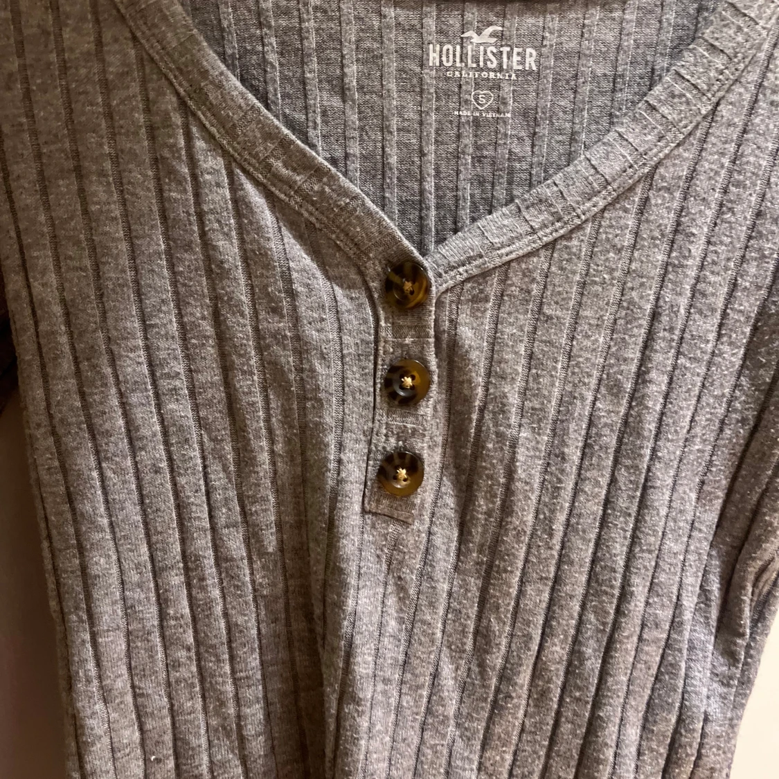 Grå ribbad tröja från Hollister - 90