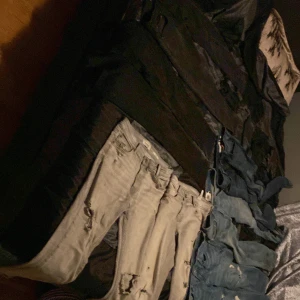 Samling av jeans i olika färger - Säljer flera par jeans i olika färger och stilar. De gråa jeansen har en sliten look med hål och är i bra skick. De blå jeansen är mer klassiska och passar till vardags. Perfekta för höst och vår! Passar både till casual och lite mer uppklädda tillfällen. 80kr styck är rimligt kontanter ingen swish 