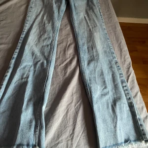 Ljusblå jeans från Perfect Jeans - Säljer ett par ljusblå jeans från gina tricot- Perfect Jeans i storlek 34. De har en klassisk rak passform och lite vida nertill. Dragkedjan är lite seg