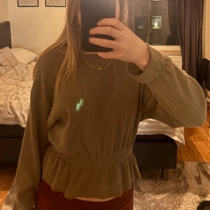 Ribbad tröja från Zara - Säljer en superfin militärgrön ribbad tröja från Zara som inte kommer till användning.