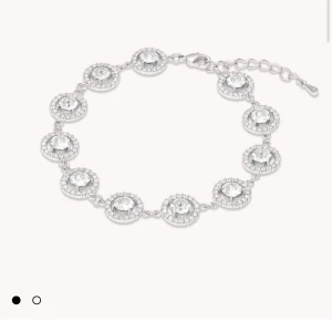 Glittrigt armband i silver - Säljer ett superfint armband i silver från Lily and rose. Knappt använt. Nypris: 1000
