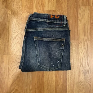 Dondup jeans - Tja, säljer nu dessa feta Dondup jeansen i en skön mörkblå tvätt. Väldigt fint skick, storlek 31. Skriv vid minsta lilla fundering! Priset är ej hugget i stenen.