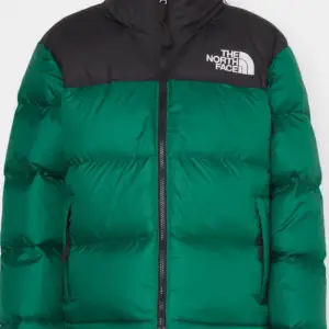 Intressekoll på en grön north face jacka. Någon mindre fläck kan finnas på den men annars i fint skick. Skickar bilder på den på förfrågan. Storlek M. Kom med bud